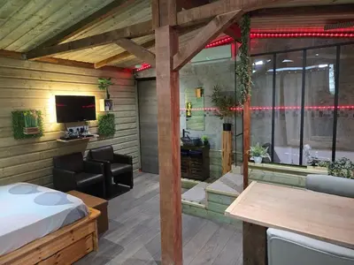Télévision ou salle de divertissement dans l'établissement Le chalet de vénus