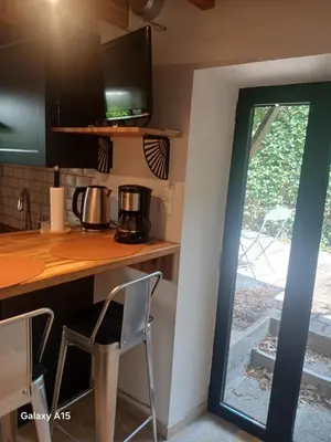 Cuisine ou kitchenette dans l'établissement Maisonnette centre ville avec patio