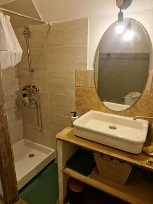 Salle de bains dans l'établissement Le pigeonnier du meix guillot