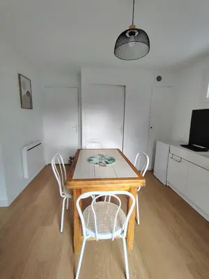 Télévision ou salle de divertissement dans l'établissement Appartement calme avec jardin