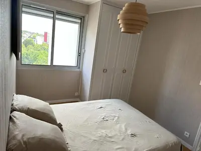 Un ou plusieurs lits dans un hébergement de l'établissement Bel appartement spacieux , lumineux, proche Dijon centre auditorium