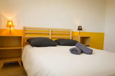 Un ou plusieurs lits dans un hébergement de l'établissement Appart'HomeStudio Mâcon - PARKING