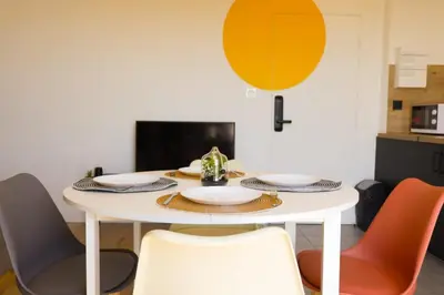 Télévision ou salle de divertissement dans l'établissement Appart'HomeStudio Mâcon - PARKING