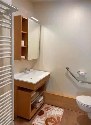 Salle de bains dans l'établissement Zenao Appart'hôtels Mâcon
