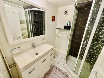 Salle de bains dans l'établissement Le bienvenu - 4 chambres - Proche Gare TGV et RCEA