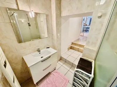 Salle de bains dans l'établissement Le cosy - T2 52m2 - Proche Gare TGV et RCEA
