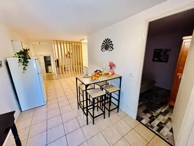 Cuisine ou kitchenette dans l'établissement Le cosy - T2 52m2 - Proche Gare TGV et RCEA