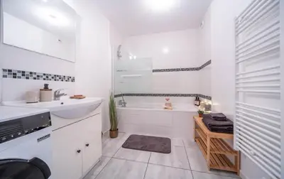 Salle de bains dans l'établissement Royal Ciné Room 6 People Movie Night Netflix Fiber Free Parking