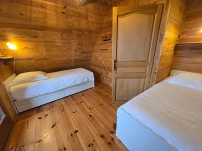 Un ou plusieurs lits dans un hébergement de l'établissement Lodge du Parc des Combes avec Accès Parc inclus selon calendrier ouverture Parc