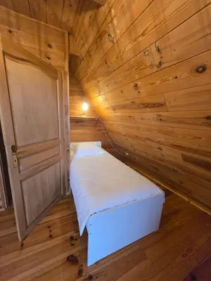 Un ou plusieurs lits dans un hébergement de l'établissement Lodge du Parc des Combes avec Accès Parc inclus selon calendrier ouverture Parc