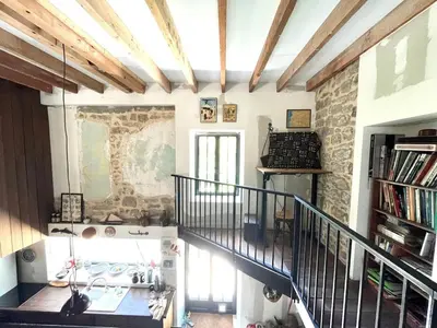 Bibliothèque dans la maison de vacances