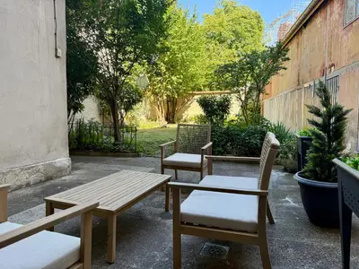 Jardin de l'établissement Charme & confort avec extérieur privatif en ville