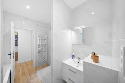 Salle de bains dans l'établissement Charme & confort avec extérieur privatif en ville