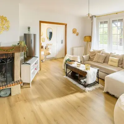 Coin salon dans l'établissement Évasion à Rully grande maison avec piscine privée