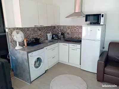 Cuisine ou kitchenette dans l'établissement Studio en résidence