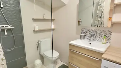 Salle de bains dans l'établissement Le Cosy - Place du 30 octobre - 4 personnes