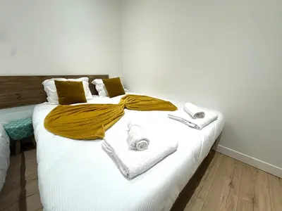 Un ou plusieurs lits dans un hébergement de l'établissement Appart'Hotel Sennecey - Free Parking