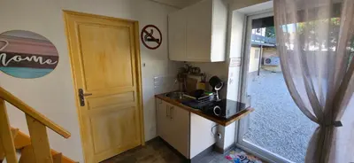 Cuisine ou kitchenette dans l'établissement Le petit cocon de Céline et Jérémy