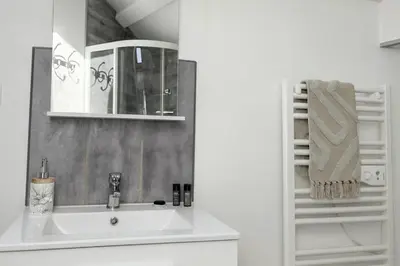 Salle de bains dans l'établissement Les Loges du Beaujolais Maison Chic et Confort