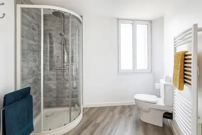Salle de bains dans l'établissement Les Loges du Beaujolais Maison Chic et Confort