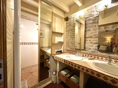 Salle de bains dans l'établissement Clos de Fougères - Duplex Les Fleurières