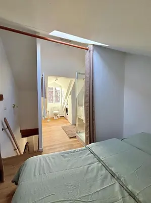 Un ou plusieurs lits dans un hébergement de l'établissement L'Abeille Maison - Proximité Dijon et Circuit Dijon Prenois