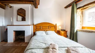 Un ou plusieurs lits dans un hébergement de l'établissement L'Abeille Maison - Proximité Dijon et Circuit Dijon Prenois