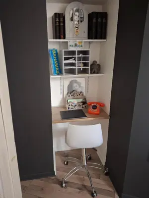 Bibliothèque dans l'appartement