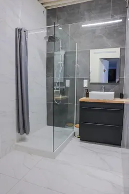 Salle de bains dans l'établissement Les Haussmanniens