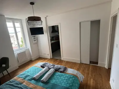 Un ou plusieurs lits dans un hébergement de l'établissement Charmant appartement avec décoration moderne