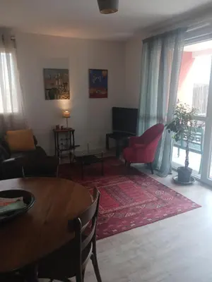 Coin salon dans l'établissement 3 pièces proche centre ville