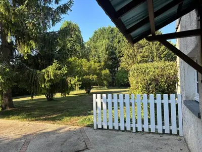 Jardin de l'établissement Maison aux portes de Dijon à la campagne