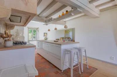 Cuisine ou kitchenette dans l'établissement Le Pressoir - Maison de campagne avec piscine chauffée pour 12 personnes