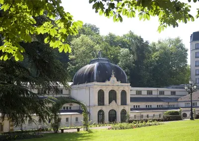 Jardin de l'établissement Au Petit Chateau les Bains a Thermen Morvan