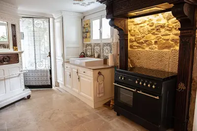 Cuisine ou kitchenette dans l'établissement Au Petit Chateau les Bains a Thermen Morvan