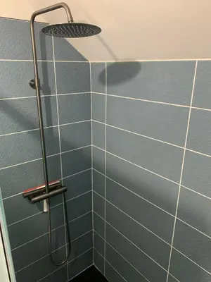 Salle de bains dans l'établissement Léon et Victor