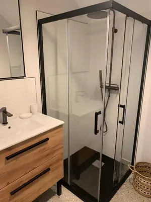 Salle de bains dans l'établissement Léon et Victor