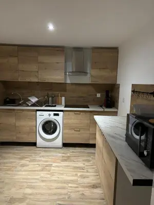 Cuisine ou kitchenette dans l'établissement Maison f3 neuve et climatisée