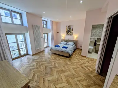 Un ou plusieurs lits dans un hébergement de l'établissement Gîte des Siècles - Maison du XIVe siècle avec Ascenseur et Cinéma