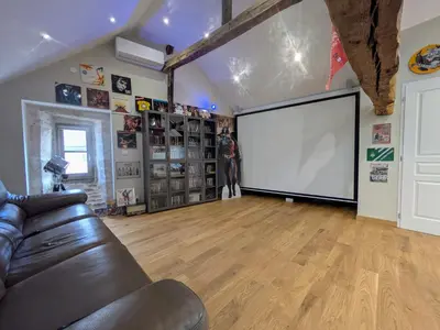 Coin salon dans l'établissement Gîte des Siècles - Maison du XIVe siècle avec Ascenseur et Cinéma