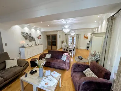 Coin salon dans l'établissement Gîte des Siècles - Maison du XIVe siècle avec Ascenseur et Cinéma