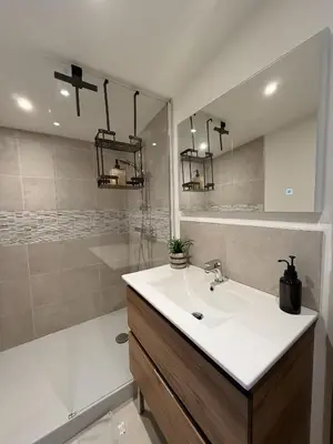 Salle de bains dans l'établissement L'Émeraude - Mâcon Hyper-centre - Proche Gare