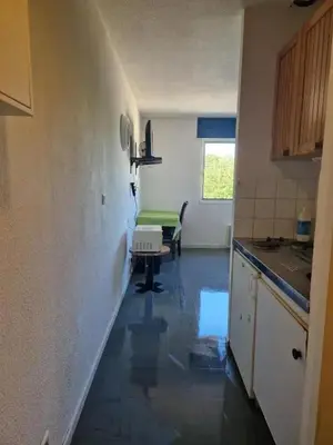 Cuisine ou kitchenette dans l'établissement Studio confortable avec vue sur la ville à Dole, 25 m²
