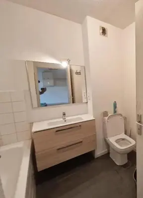 Salle de bains dans l'établissement Studio confortable avec vue sur la ville à Dole, 25 m²