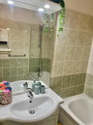 Salle de bains dans l'établissement Appartement détente, piscine - sauna - vue sur le golf