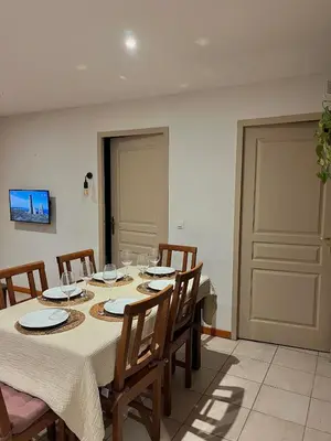 Télévision ou salle de divertissement dans l'établissement Appartement détente, piscine - sauna - vue sur le golf
