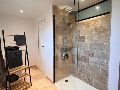 Salle de bains dans l'établissement La Maisonnette de Chevannes