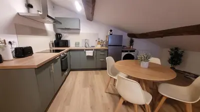 Cuisine ou kitchenette dans l'établissement L'écrin Mansart, vaste et charmant T2 climatisé