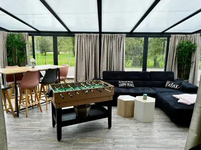 Coin salon dans l'établissement Maison chic et paisible, terrasse, spa et campagne