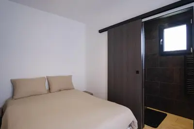 Un ou plusieurs lits dans un hébergement de l'établissement Maison spacieuse au calme - parking privé - 8 personnes